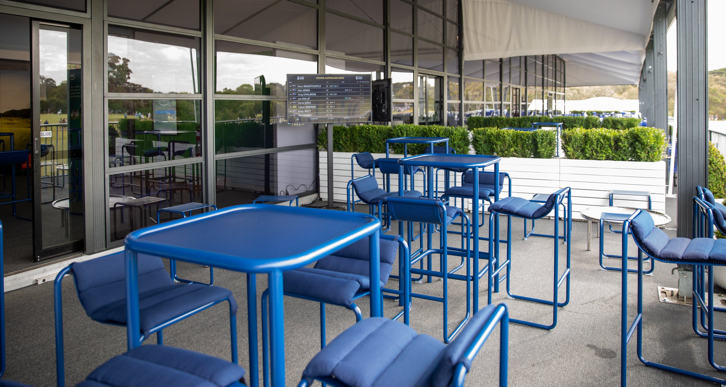 Isla Bar Table