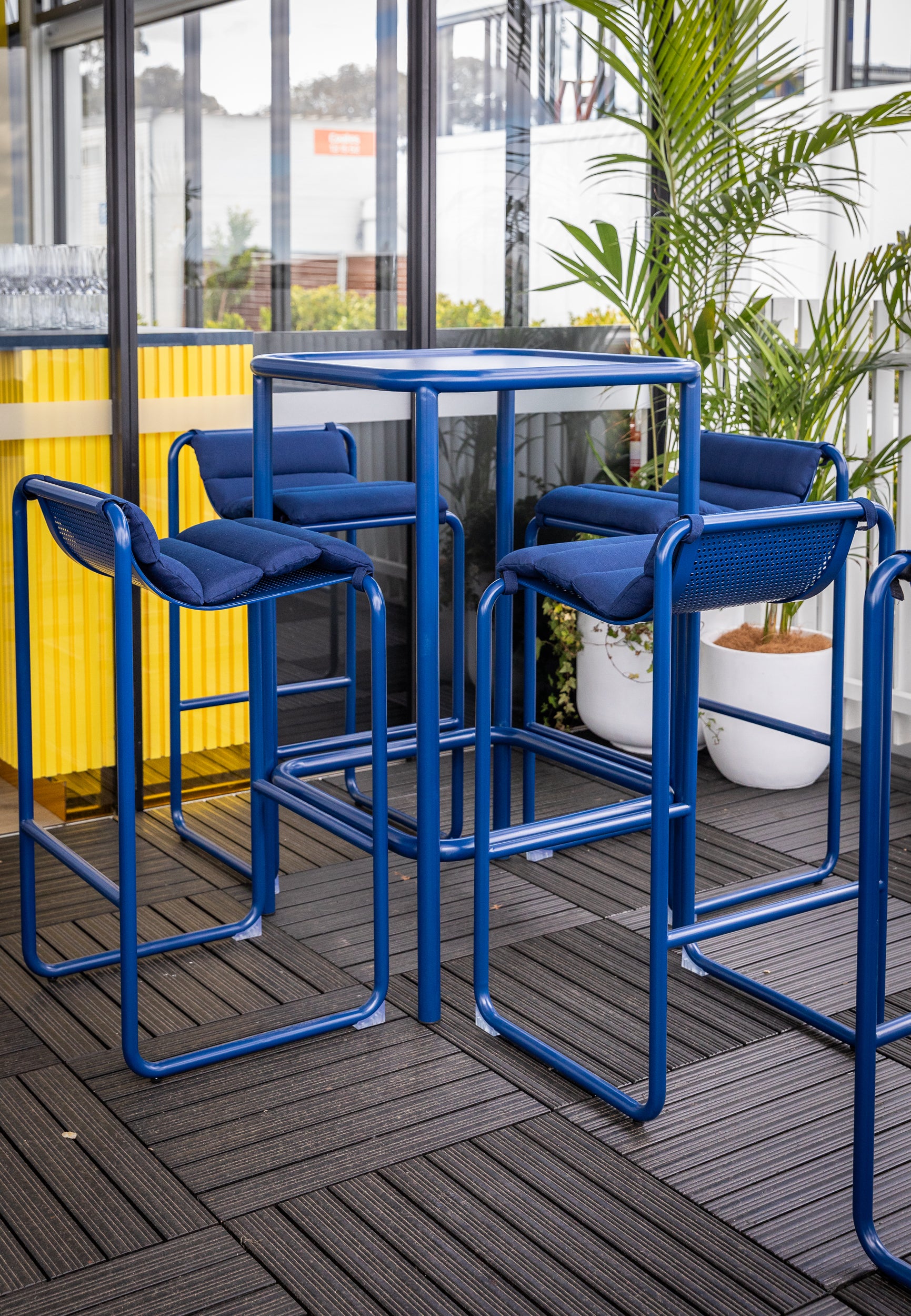 Isla Bar Table