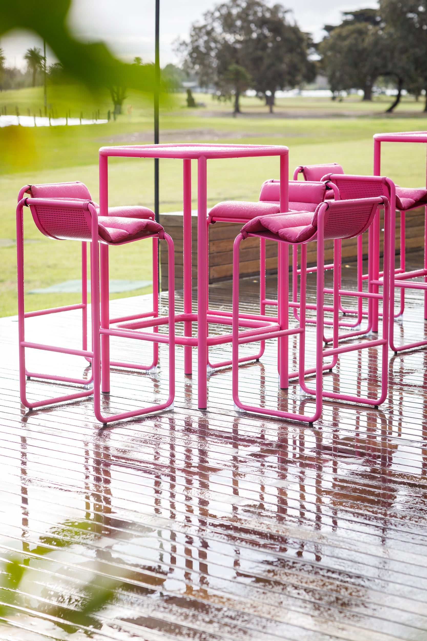 Isla Bar Table